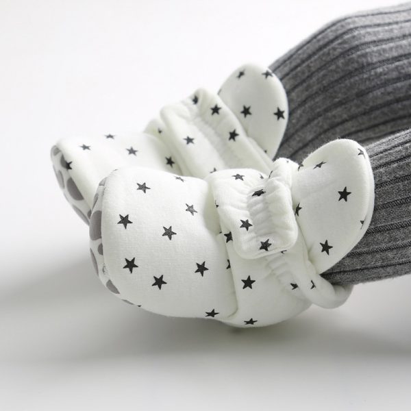 Star-print newborn socks and shoes